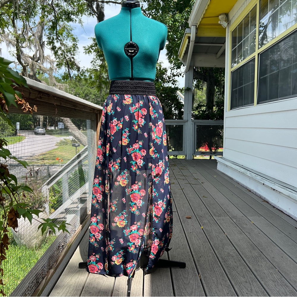No Boundaries: Floral Printed Maxi Skirt w/ Frontal Slits. Size Large.